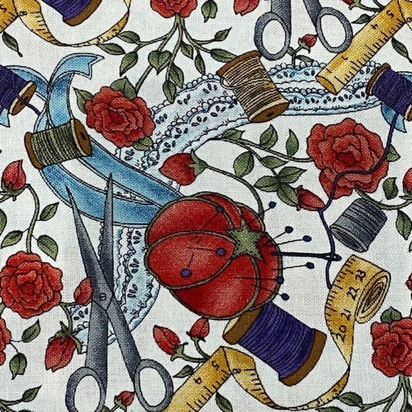 2.7 YD Hi-Fashion Fabric Sewing Spool Thread Heart Rose Measuring Tape Pin Quilt - Picture 2 of 9